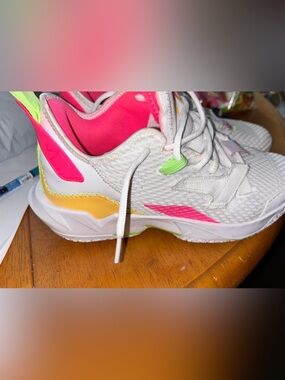 Jordan Womens basketball or everyday sneakers sz 7 run a little big